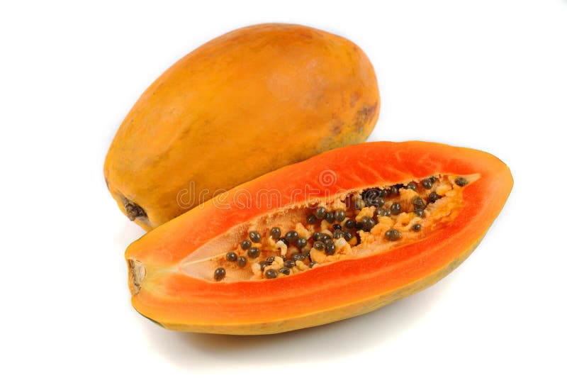 Il taglio mezzo e l'intera papaia fruttifica su priorità bassa bianca immagini stock Il taglio mezzo e l'intera papaia fruttifica su priorità bassa bianca immagini stock