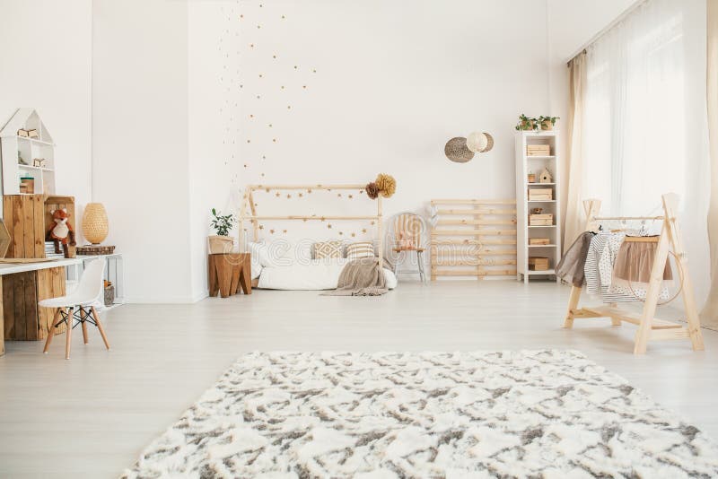 Il tappeto lanuginoso nell'interno bianco della camera da letto del bambino con a forma di di casa è fotografia stock