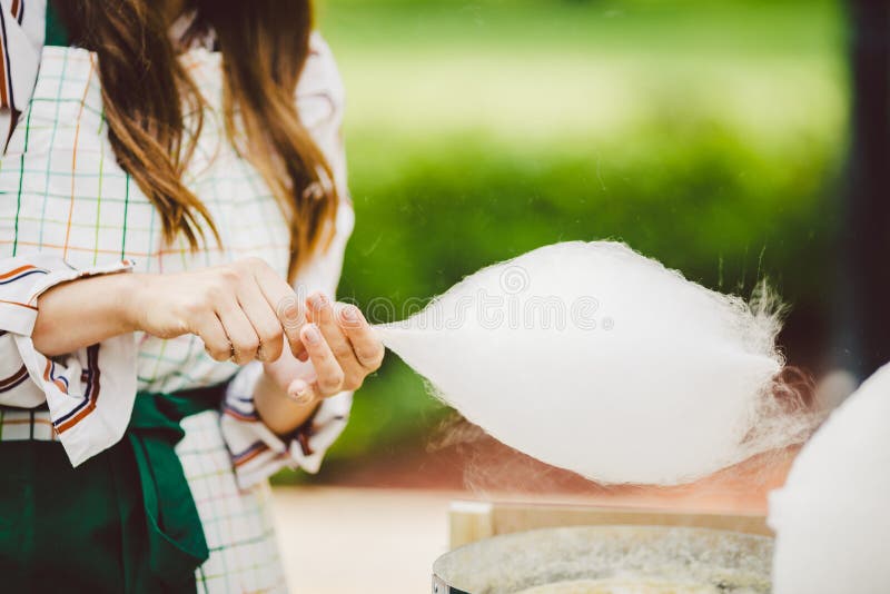 Il tema è una piccola impresa della famiglia che cucina i dolci Il proprietario del commerciante della giovane donna del primo pi immagine stock libera da diritti Il tema è una piccola impresa della famiglia che cucina i dolci Il proprietario del commerciante della giovane donna del primo pi immagine stock libera da diritti