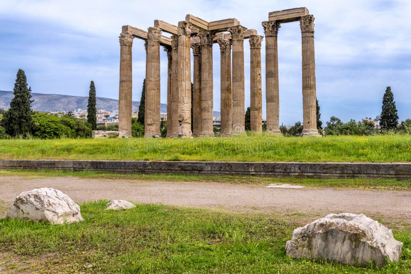 Il tempio dell'olimpionico Zeus anche conosciuto come il Olympieion o le colonne dell'olimpionico Zeus al centro della città di A immagine stock Il tempio dell'olimpionico Zeus anche conosciuto come il Olympieion o le colonne dell'olimpionico Zeus al centro della città di A immagine stock