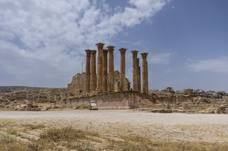 Il tempio di Artemide nella città romana antica di Gerasa, preregolamento-da immagini stock Il tempio di Artemide nella città romana antica di Gerasa, preregolamento-da immagini stock