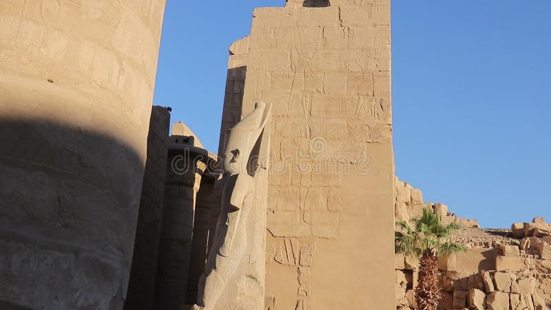 Il tempio di karnak è il più grande complesso di templi dell'egitto. Il complesso del tempio di karnak contiene numerosi santuari colonne di piloni e antiche statue.