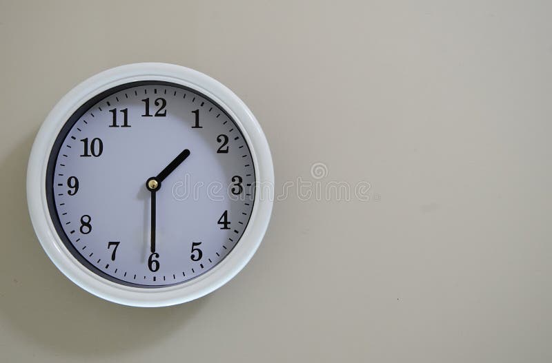 Il tempo di orologio della parete della stanza ha luogo al 1:30 fotografia stock Il tempo di orologio della parete della stanza ha luogo al 1:30 fotografia stock