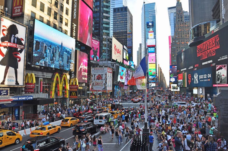 Il Times Square famoso dei mondi nel tempo di giorno di New York fotografia stock Il Times Square famoso dei mondi nel tempo di giorno di New York fotografia stock