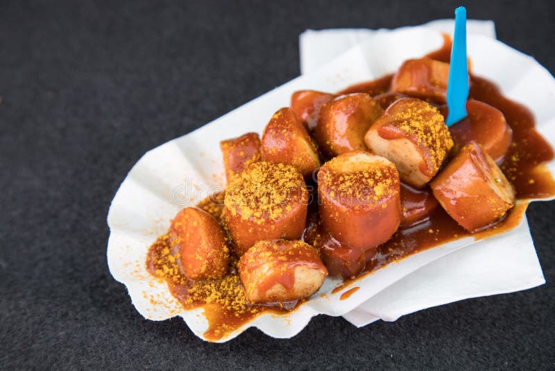 Il Tipico Piatto Tedesco Di Currywurst Viene Grigliato E Affettato Con