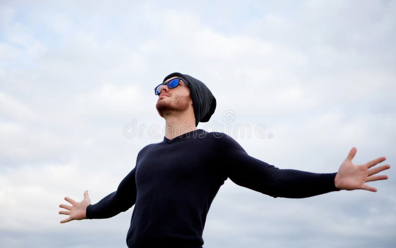 Il tipo bello fresco con il suo arma esteso fotografia stock libera da diritti Il tipo bello fresco con il suo arma esteso fotografia stock libera da diritti