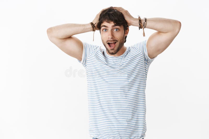 Il tipo non può credere che il miracolo possa accadere Ritratto del ragazzo attraente senza parole impressionato e sorpreso con i immagine stock Il tipo non può credere che il miracolo possa accadere Ritratto del ragazzo attraente senza parole impressionato e sorpreso con i immagine stock