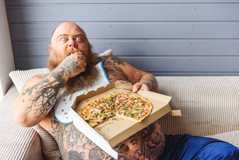 Il tipo spesso preferisce il cibo non sano immagine stock Il tipo spesso preferisce il cibo non sano immagine stock