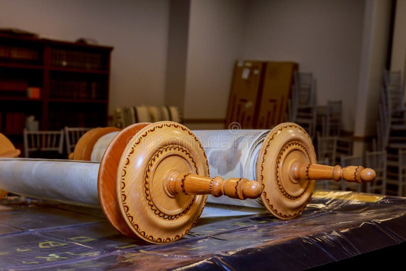 Il Torah scritto a mano ebraico, rotolo di Talmud su una sinagoga immagine stock libera da diritti Il Torah scritto a mano ebraico, rotolo di Talmud su una sinagoga immagine stock libera da diritti
