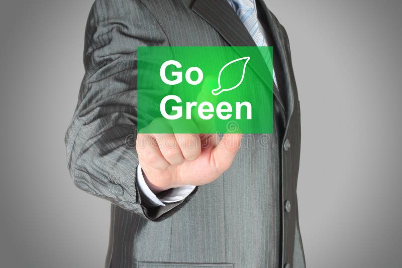 Il touch screen di spinte dell'uomo d'affari va bottone verde fotografia stock Il touch screen di spinte dell'uomo d'affari va bottone verde fotografia stock