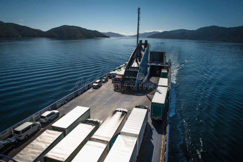 Il traghetto ha caricato con i camion e le automobili che viaggiano da Wellington a Picton via i suoni di Marlborough, Nuova Zela fotografia stock libera da diritti Il traghetto ha caricato con i camion e le automobili che viaggiano da Wellington a Picton via i suoni di Marlborough, Nuova Zela fotografia stock libera da diritti