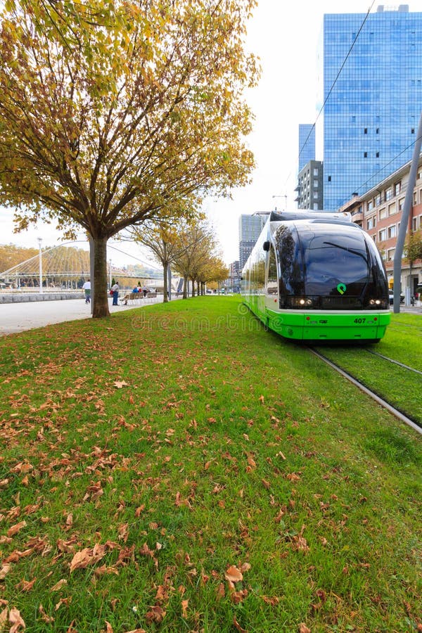 Il tram moderno di Bilbao fotografie stock libere da diritti Il tram moderno di Bilbao fotografie stock libere da diritti