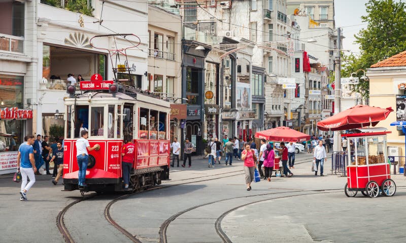 Il tram rosso d'annata va sulla via di Istiklal a Costantinopoli fotografie stock Il tram rosso d'annata va sulla via di Istiklal a Costantinopoli fotografie stock