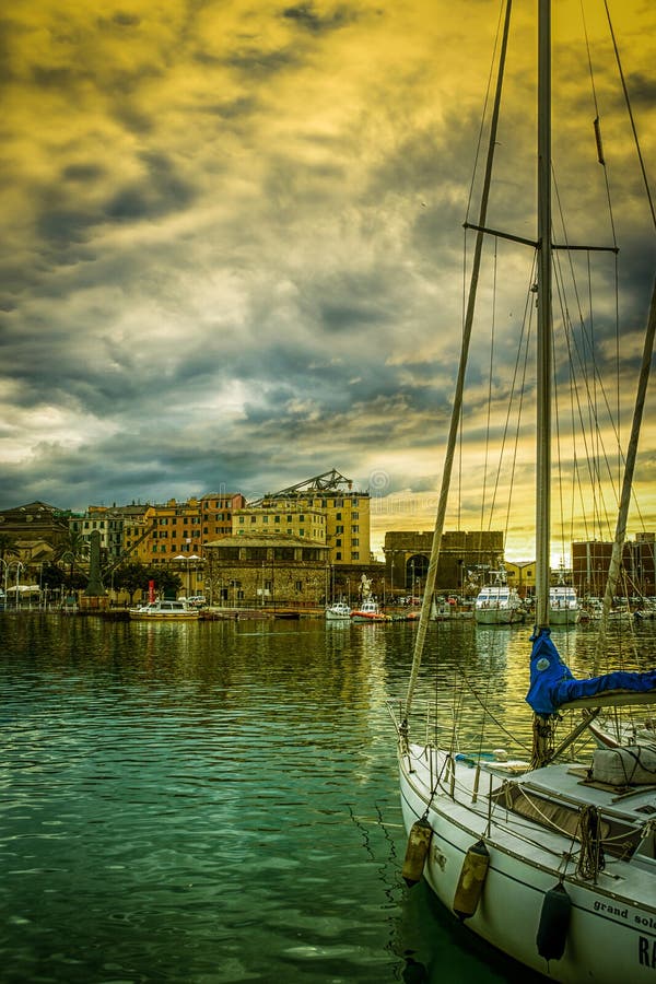 Il tramonto nel vecchio porto di Genova, Italia fotografie stock Il tramonto nel vecchio porto di Genova, Italia fotografie stock
