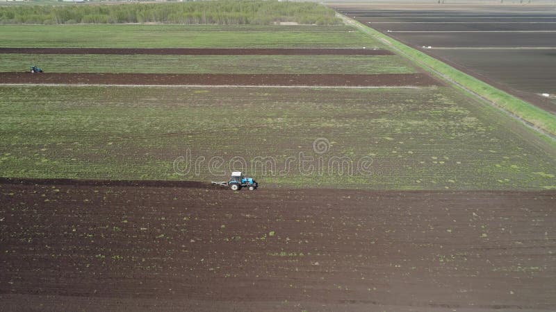 Il trattore ara la terra dell'azienda agricola