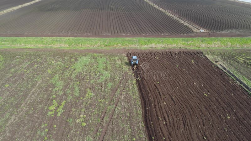 Il trattore ara la terra dell'azienda agricola