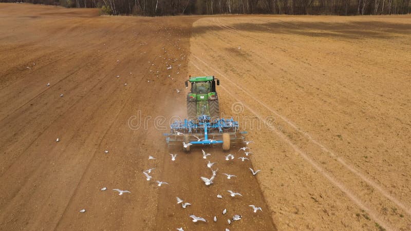 Il trattore arata il campo preparato per le colture.