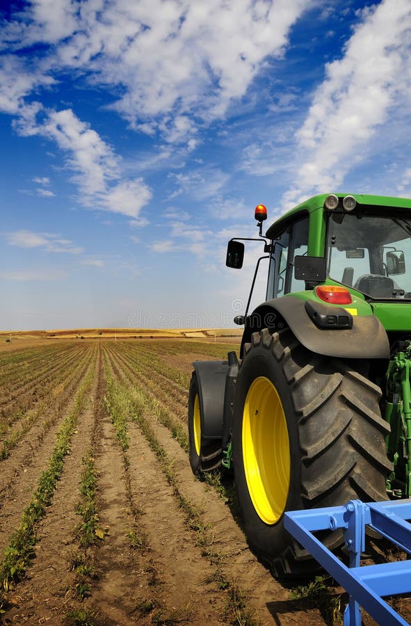 Il trattore - strumentazione moderna dell'azienda agricola fotografie stock
