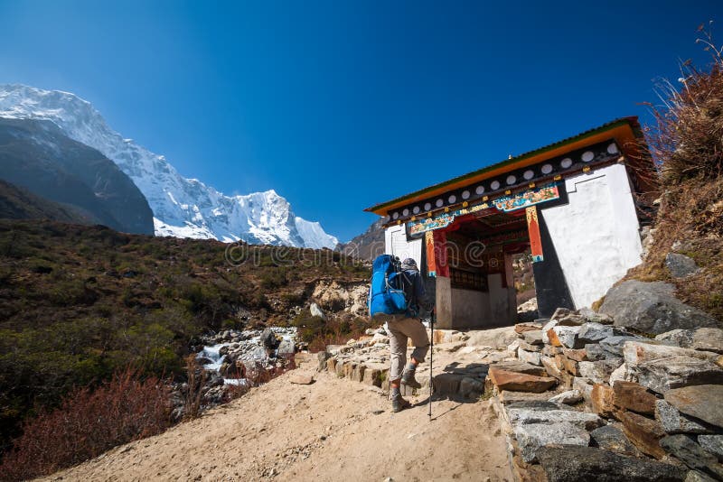 Il Trekker che si avvicina alla La di Renjo passa sopra un modo al campo base di Everest immagini stock libere da diritti Il Trekker che si avvicina alla La di Renjo passa sopra un modo al campo base di Everest immagini stock libere da diritti