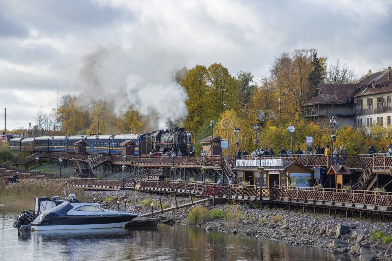 Il treno catadiottrico arriva alla stazione di sortavala karelia immagini stock libere da diritti