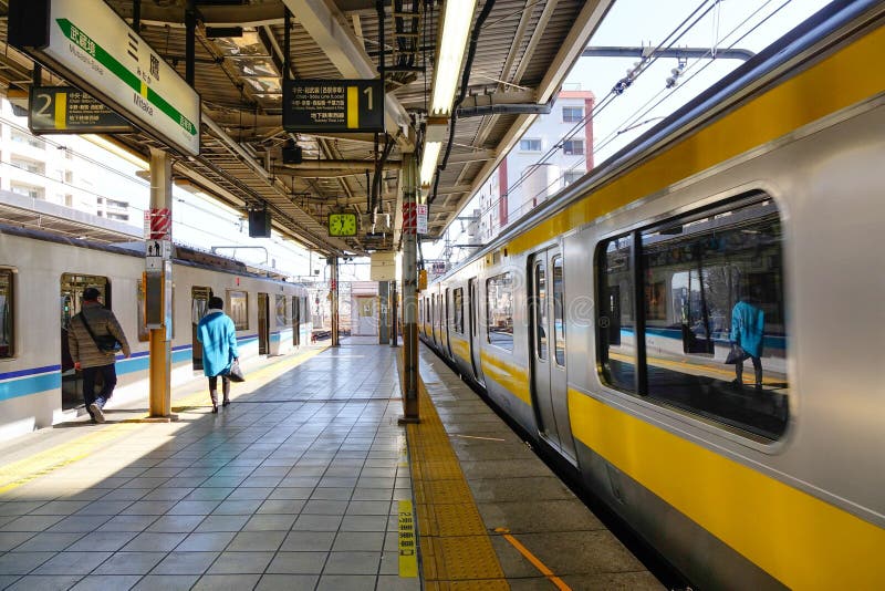 Il treno che viene alla stazione in Jimbocho, Tokyo, Giappone fotografie stock libere da diritti Il treno che viene alla stazione in Jimbocho, Tokyo, Giappone fotografie stock libere da diritti