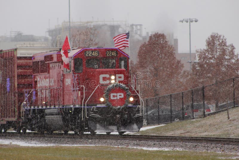 Il treno pacifico canadese di festa un giorno nevoso immagini stock Il treno pacifico canadese di festa un giorno nevoso immagini stock