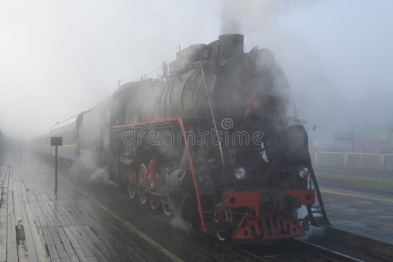 Il treno ruskeala express alla stazione di sortavala la mattina di ottobre nebbia. karelia fotografia stock