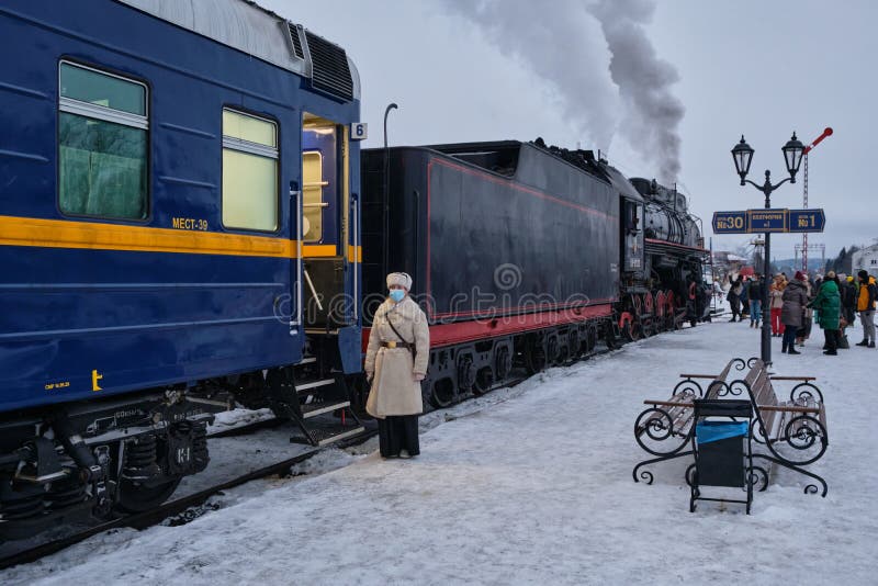 Il treno russo ruskeala express prima della partenza dalla stazione di sortavala a ruskeala fotografia stock