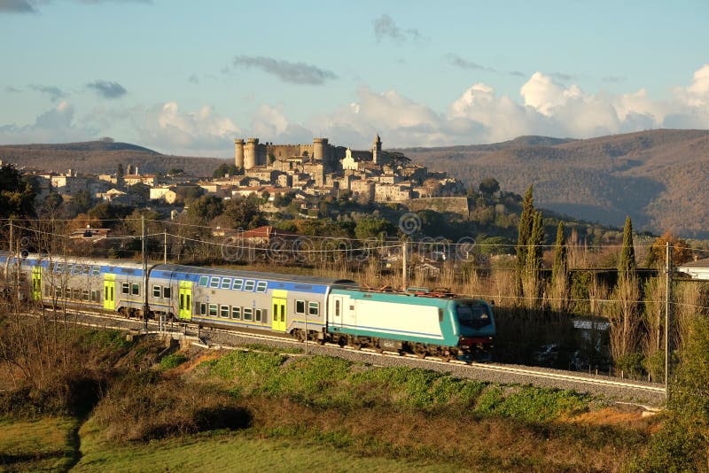 Il treno va dalla città antica di Bracciano immagine stock libera da diritti Il treno va dalla città antica di Bracciano immagine stock libera da diritti