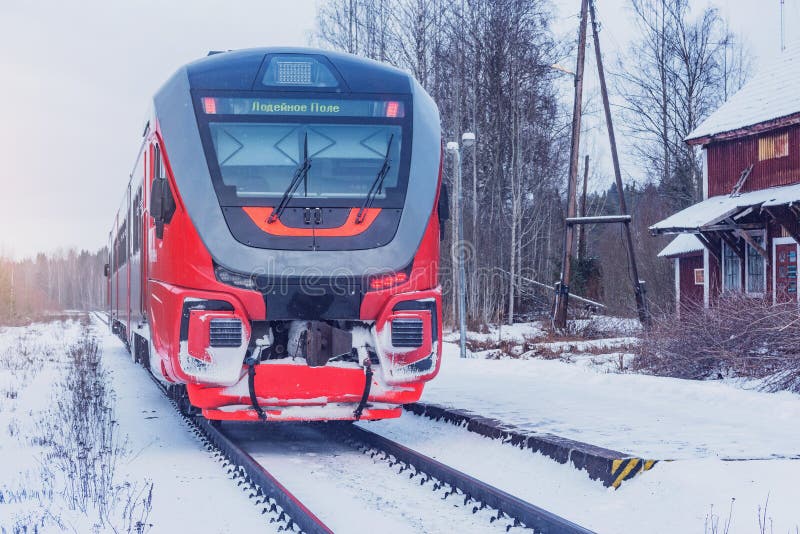 Il treno è in piedi accanto al binario di sera fotografia stock
