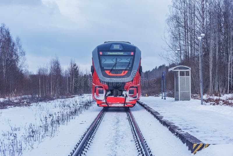 Il treno è in piedi accanto al binario di sera fotografie stock libere da diritti