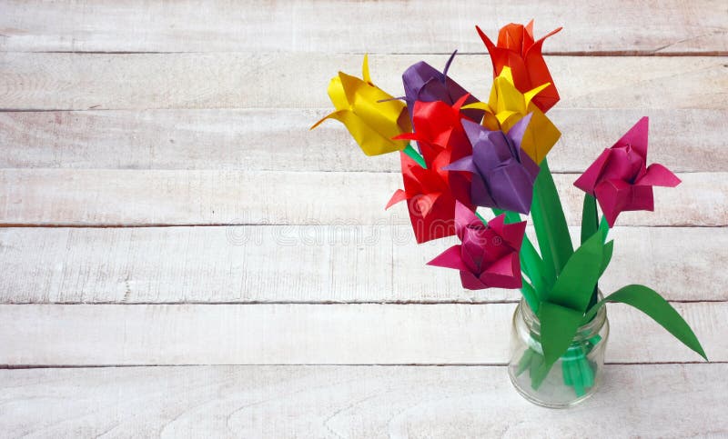 Il tulipano variopinto di origami fiorisce il mazzo in vaso di vetro fotografie stock libere da diritti Il tulipano variopinto di origami fiorisce il mazzo in vaso di vetro fotografie stock libere da diritti