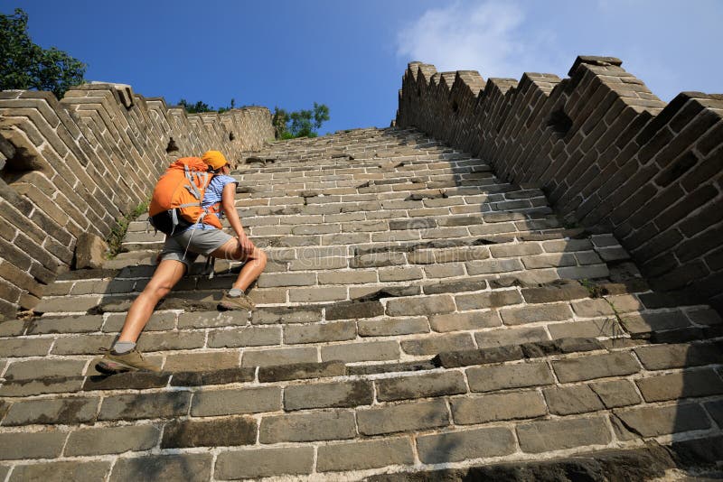 il turista che scala alla cima di greatwall gode della vista fotografia stock il turista che scala alla cima di greatwall gode della vista fotografia stock