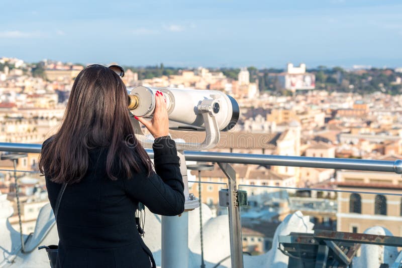 Il turista della donna sta guardando tramite il binocolo sulla città Roma fotografie stock libere da diritti Il turista della donna sta guardando tramite il binocolo sulla città Roma fotografie stock libere da diritti