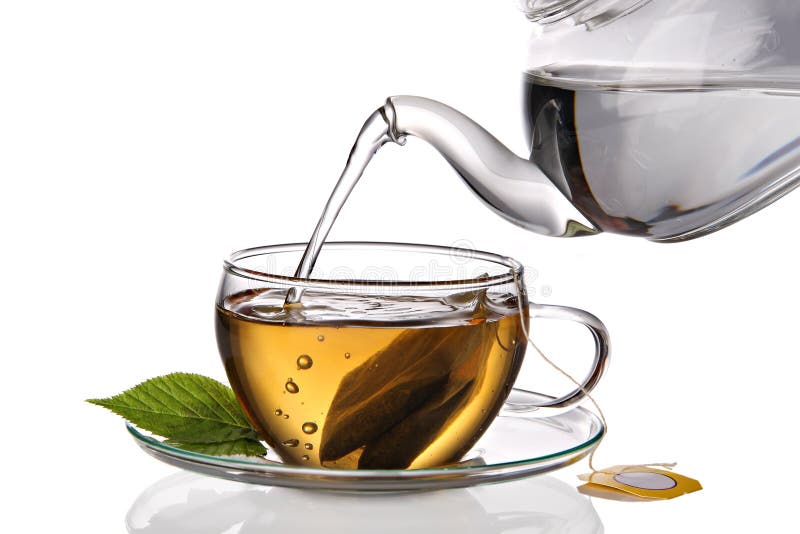 Il tè ha versato nella tazza immagine stock libera da diritti Il tè ha versato nella tazza immagine stock libera da diritti