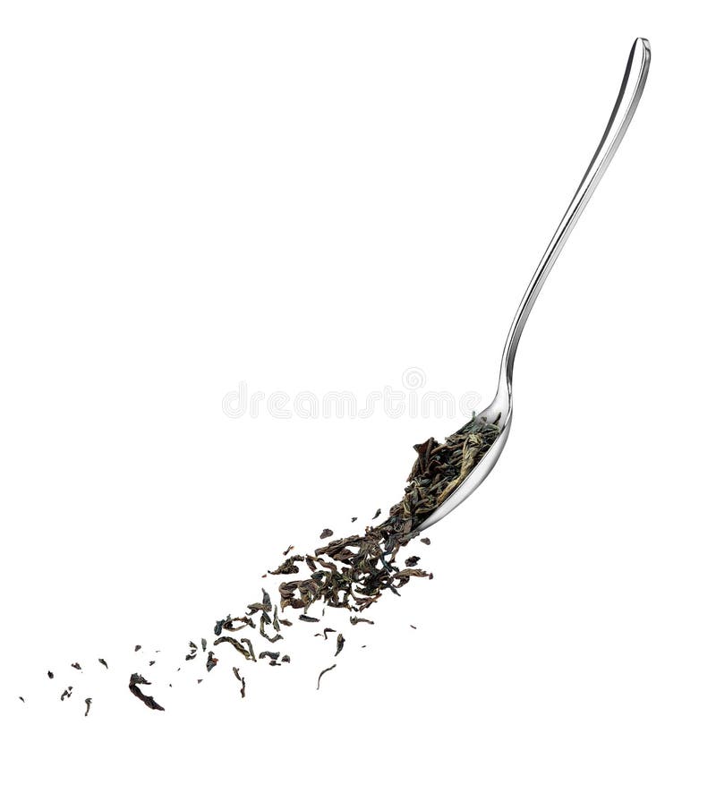 Il tè secco è versato da un cucchiaio su fondo bianco immagine stock libera da diritti Il tè secco è versato da un cucchiaio su fondo bianco immagine stock libera da diritti