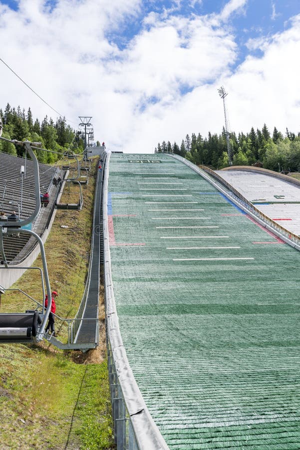 Il vantaggio di bello tempo, turisti visita il salto di sci il 27 giugno 2016 a Lillehammer, Norvegia fotografia stock libera da diritti Il vantaggio di bello tempo, turisti visita il salto di sci il 27 giugno 2016 a Lillehammer, Norvegia fotografia stock libera da diritti