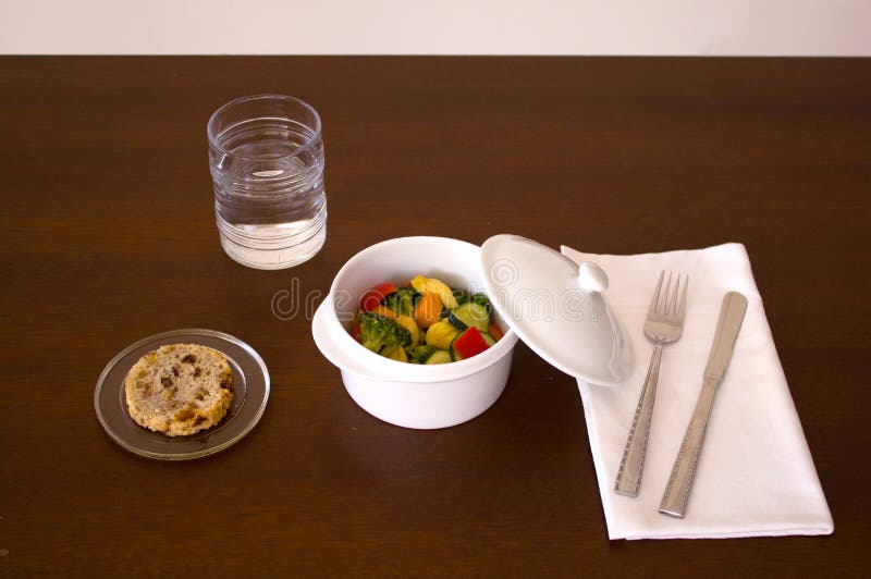 Il vaso con chickien e verdure fotografia stock libera da diritti Il vaso con chickien e verdure fotografia stock libera da diritti