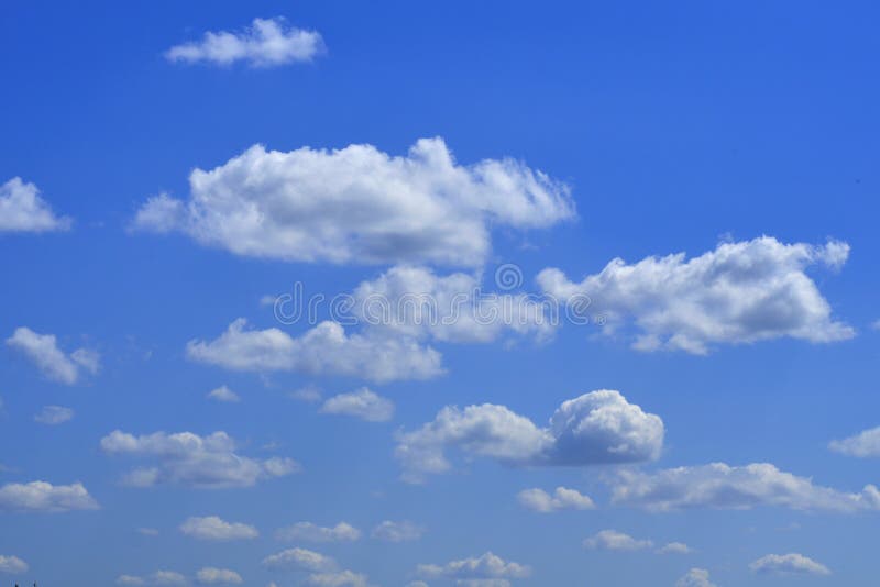 Il vasti cielo blu e cielo delle nuvole immagini stock Il vasti cielo blu e cielo delle nuvole immagini stock