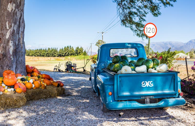 Il vecchio camion con il raccolto della verdura e della frutta caricato ha parcheggiato accanto a
