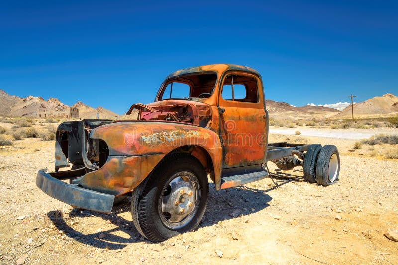 Il vecchio camion dell'azienda agricola ha lasciato in città fantasma nel deserto immagini stock libere da diritti Il vecchio camion dell'azienda agricola ha lasciato in città fantasma nel deserto immagini stock libere da diritti