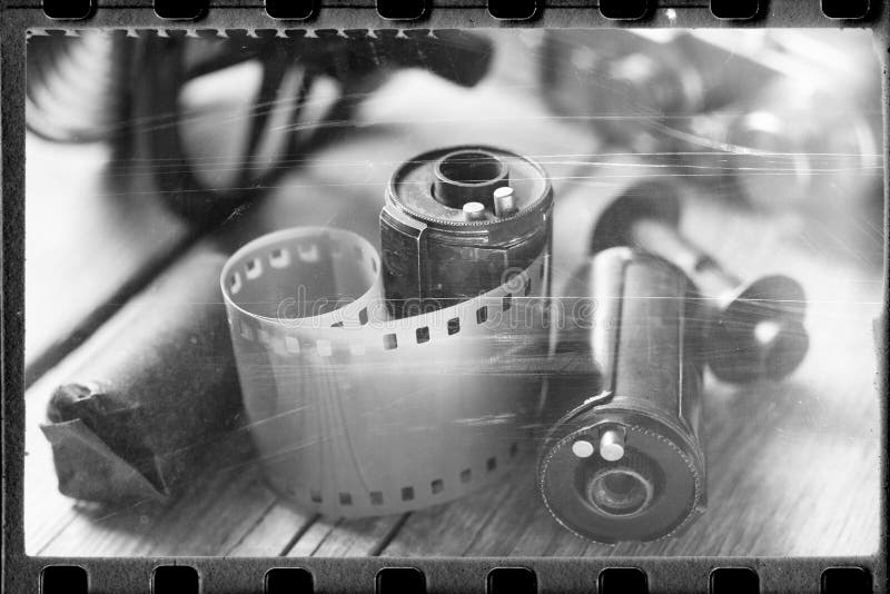 Il vecchio film ha stilizzato la foto del film acciambellato, della cassetta e della macchina fotografica