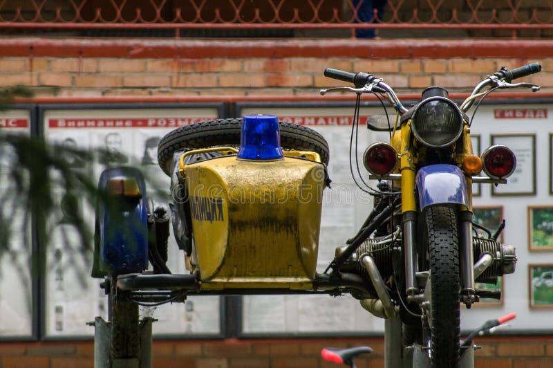 Il vecchio motociclo sovietico della polizia come monumento immagini stock libere da diritti Il vecchio motociclo sovietico della polizia come monumento immagini stock libere da diritti