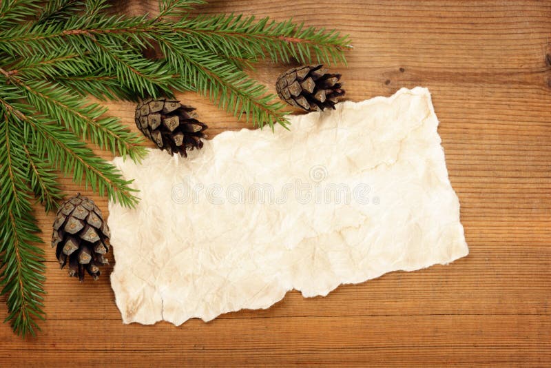 Il vecchio strato di carta con l'albero di Natale si ramifica e coni fotografie stock libere da diritti Il vecchio strato di carta con l'albero di Natale si ramifica e coni fotografie stock libere da diritti