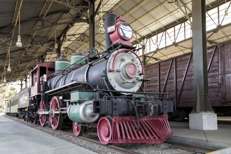 Il vecchio treno a vapore immagine stock libera da diritti Il vecchio treno a vapore immagine stock libera da diritti