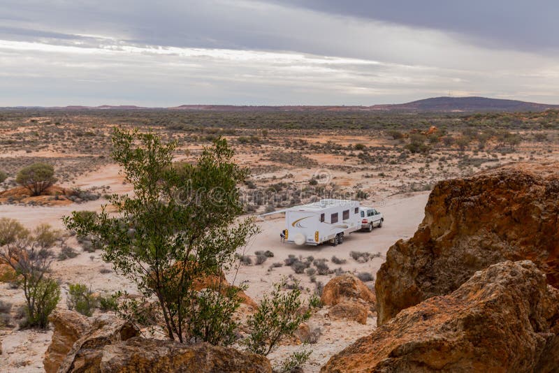 Il veicolo di quattro ruote motrici ed il grande caravan bianco si sono accampati immagine stock libera da diritti Il veicolo di quattro ruote motrici ed il grande caravan bianco si sono accampati immagine stock libera da diritti