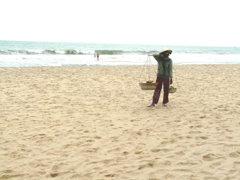 Il venditore ambulante della frutta sulla spiaggia in Phan Thiet fotografia stock libera da diritti Il venditore ambulante della frutta sulla spiaggia in Phan Thiet fotografia stock libera da diritti