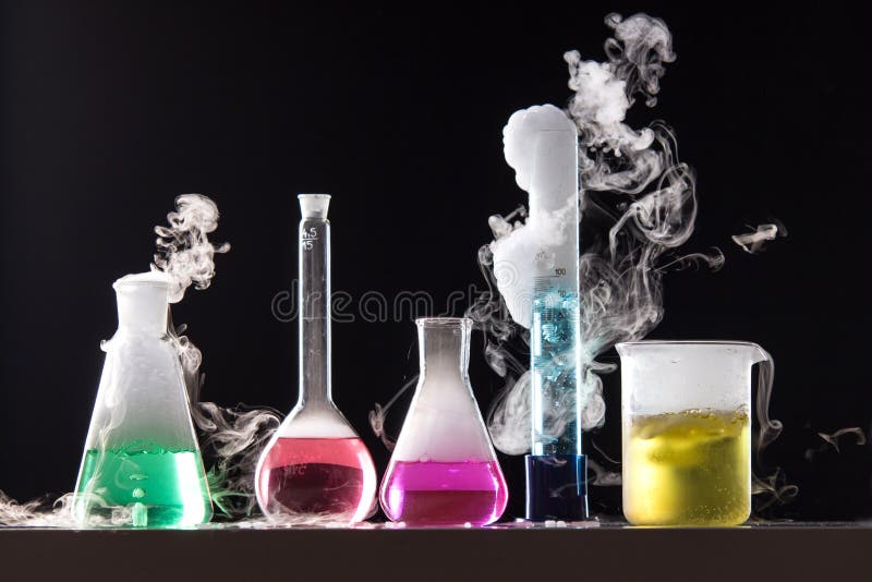 Il vetro in un laboratorio chimico ha riempito di liquido colorato durante fotografie stock libere da diritti Il vetro in un laboratorio chimico ha riempito di liquido colorato durante fotografie stock libere da diritti