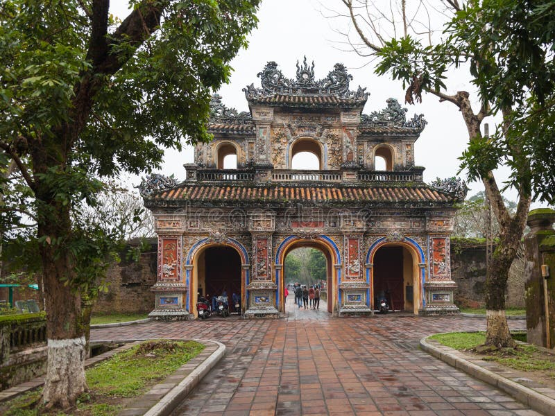 Il Vietnam, tonalità Portoni orientali dell'entrata della città imperiale immagini stock libere da diritti Il Vietnam, tonalità Portoni orientali dell'entrata della città imperiale immagini stock libere da diritti