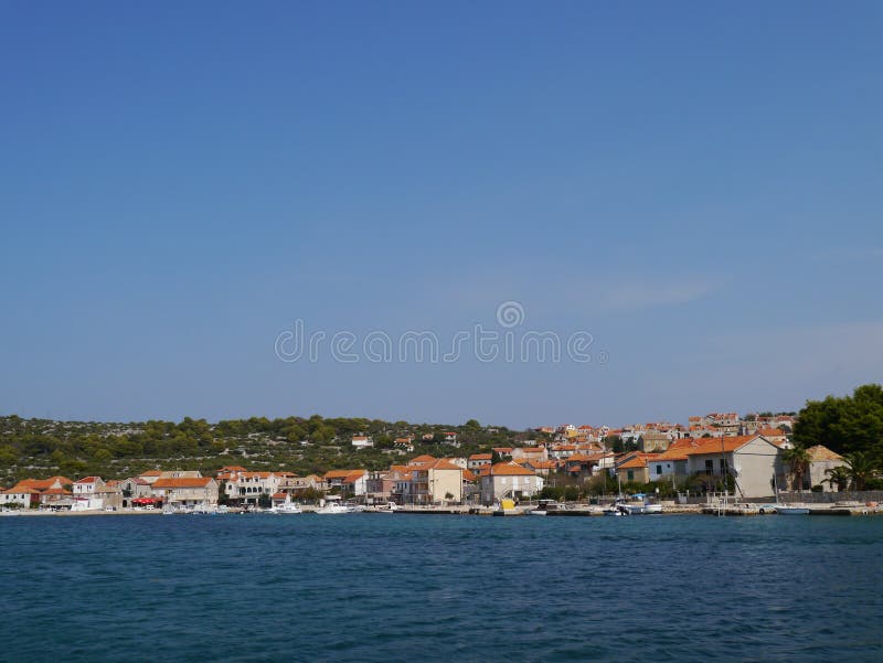 Il villaggio croato Kaprije nel Mediterraneo fotografie stock Il villaggio croato Kaprije nel Mediterraneo fotografie stock